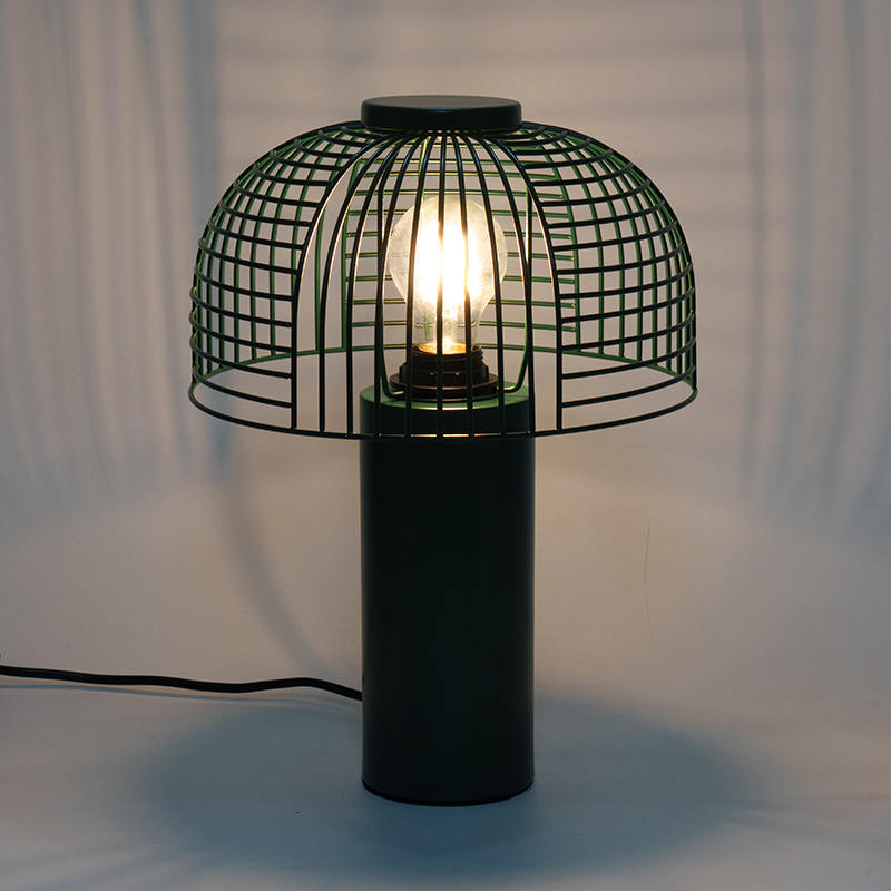 Lampa de masă din fier forjat pentru păsări negre
