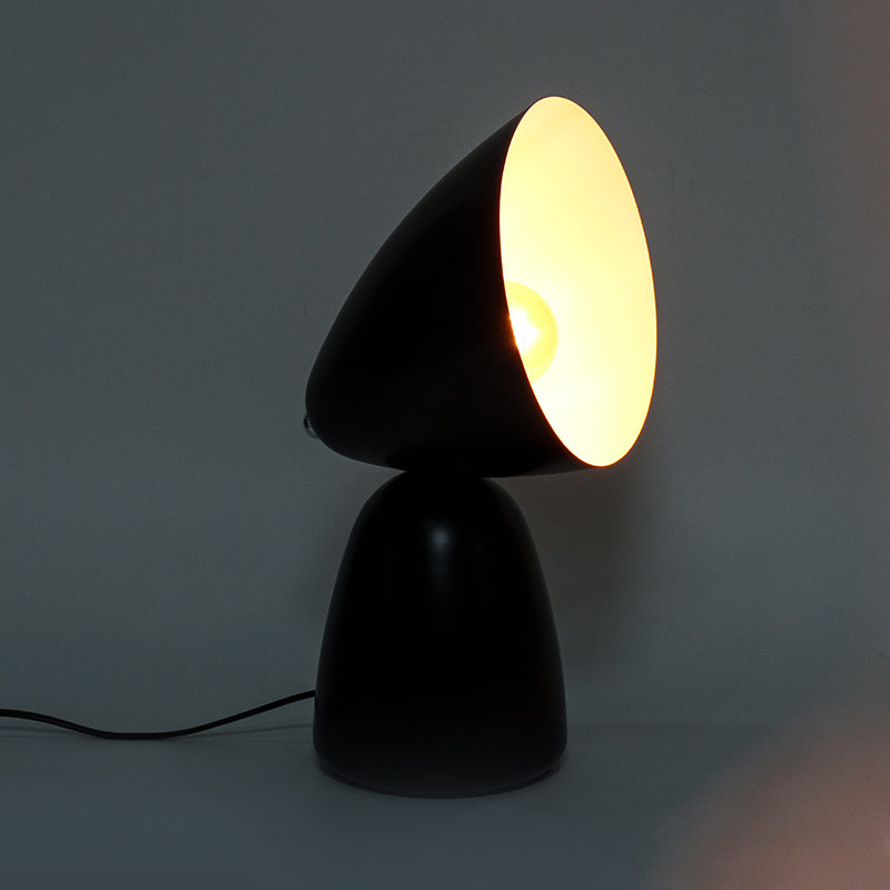 Lampa simplă de masă metalică retro