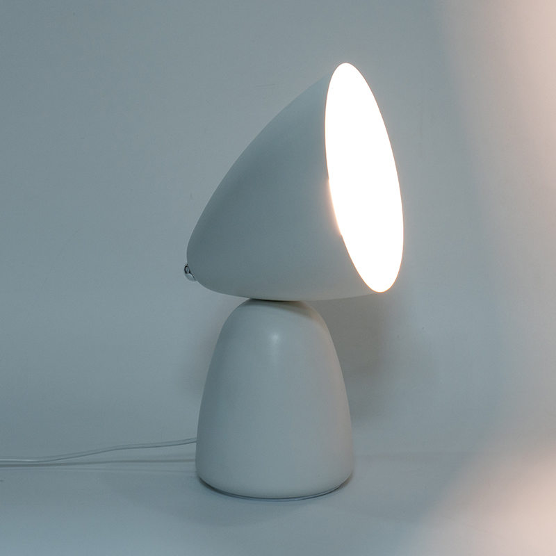 Lampa simplă de masă metalică retro