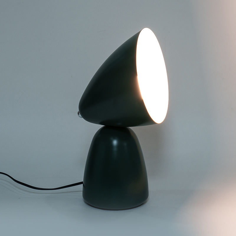 Lampa simplă de masă metalică retro