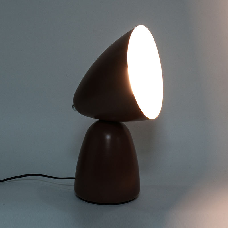 Lampa simplă de masă metalică retro