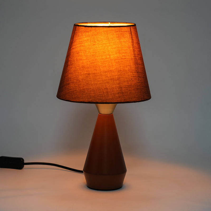 Lampa retro europeană de noptieră metalică