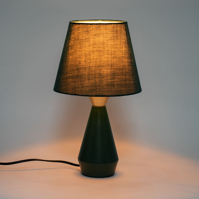 Lampa retro europeană de noptieră metalică