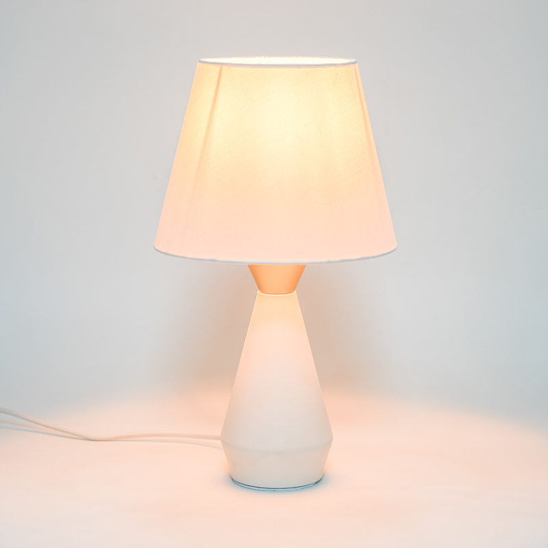 Lampa retro europeană de noptieră metalică
