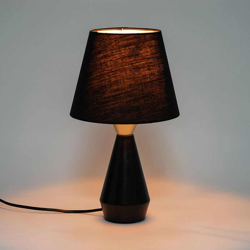 Lampa retro europeană de noptieră metalică