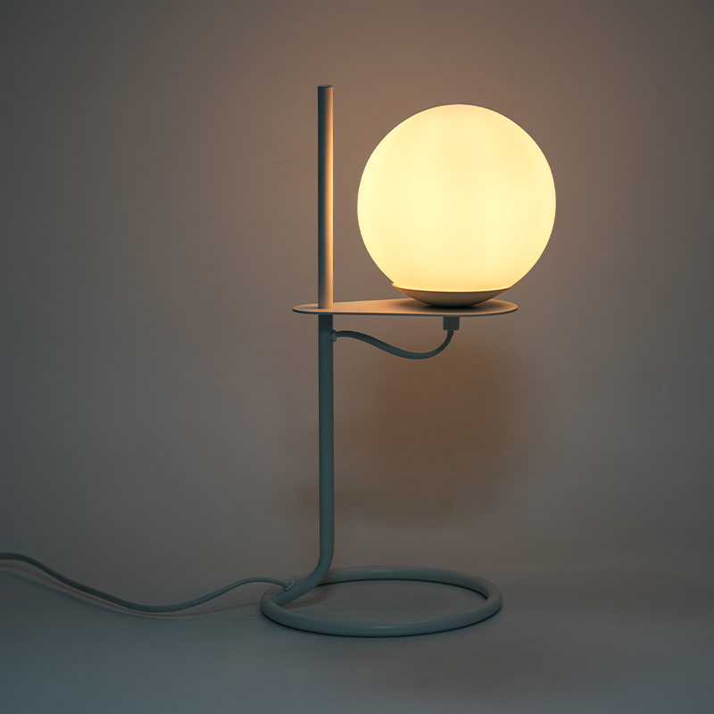 Lampa simplă de masă din sticlă