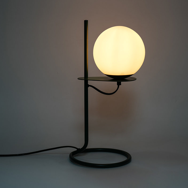 Lampa simplă de masă din sticlă