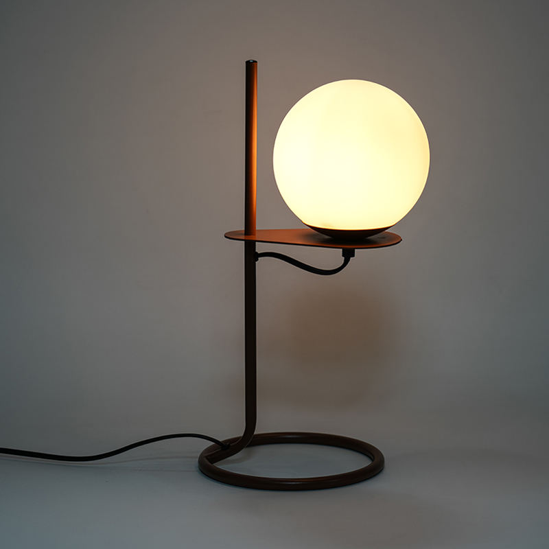 Lampa simplă de masă din sticlă