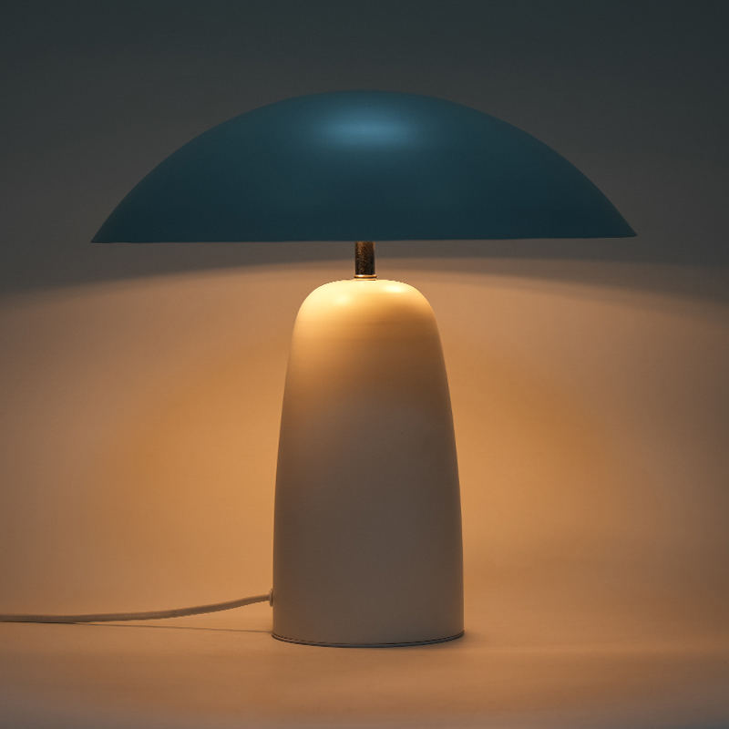 Lampa de masă în formă de ciuperci metalice