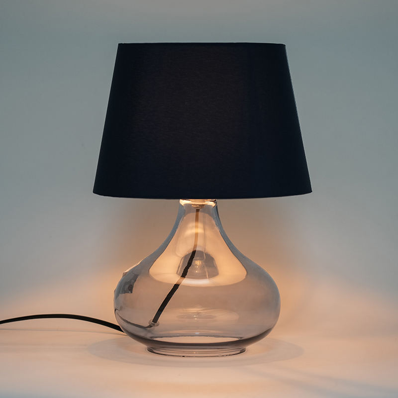 Lampa de masă simplă în stil european