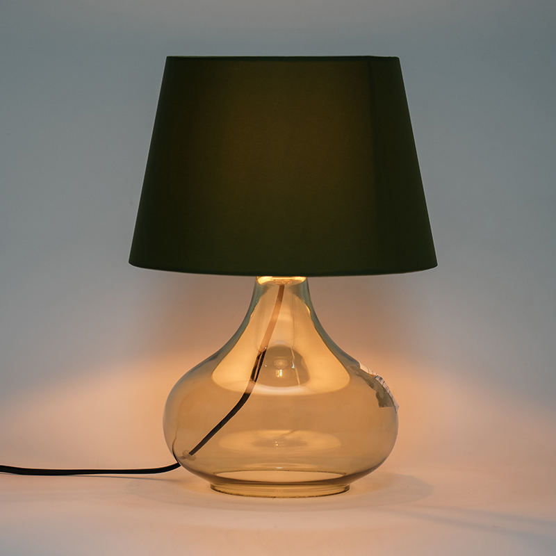 Lampa de masă simplă în stil european