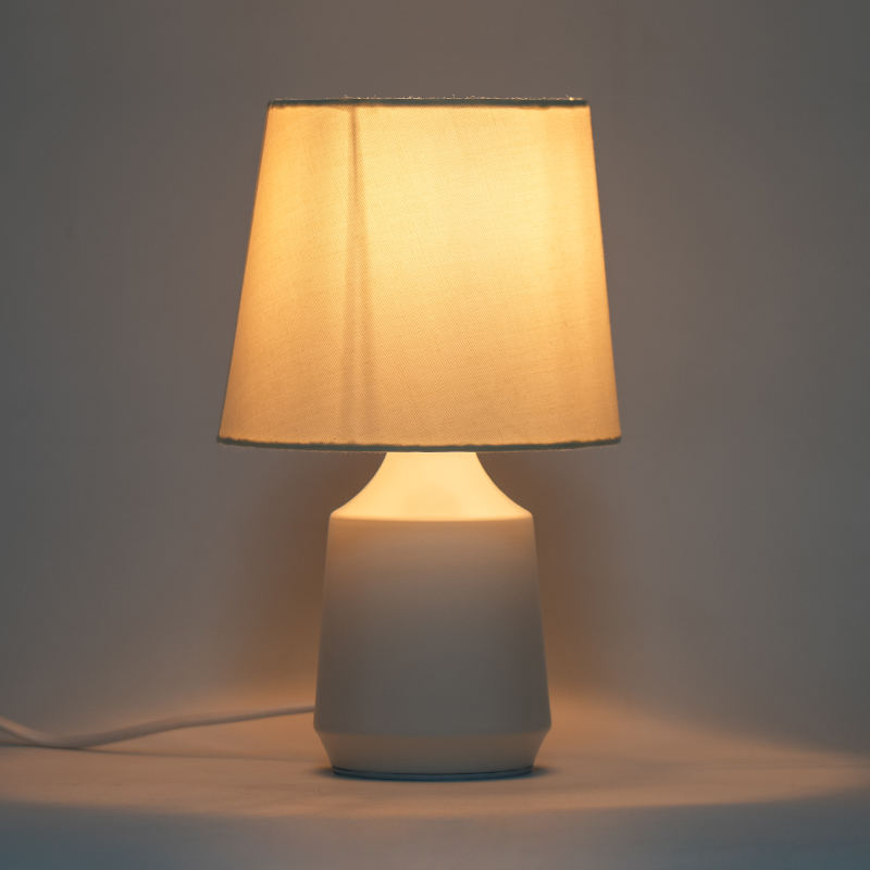 Lampa de masă metalică simplă