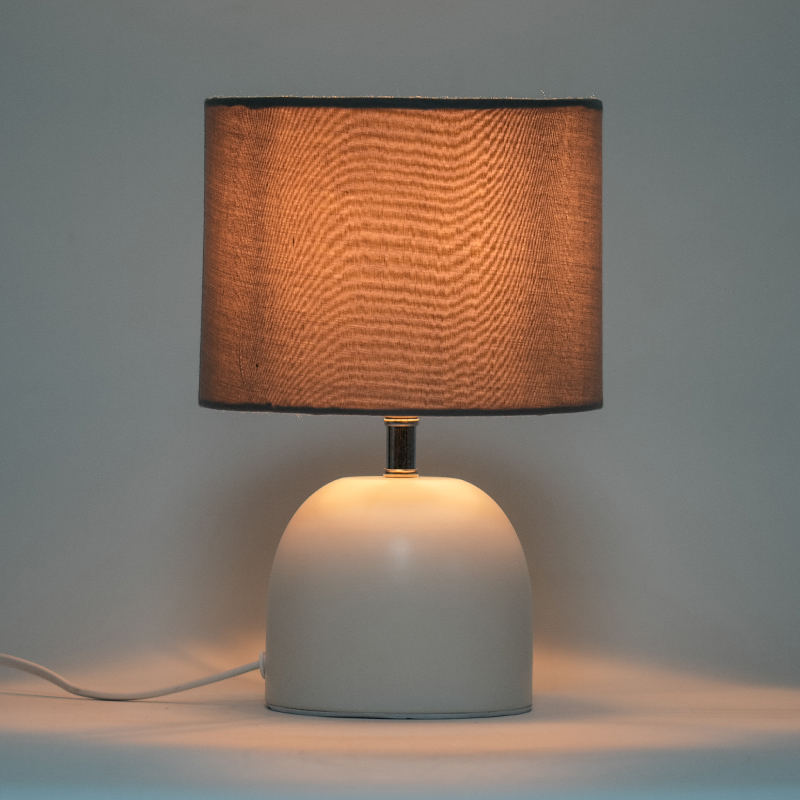Lampa de masă din metal vintage alb