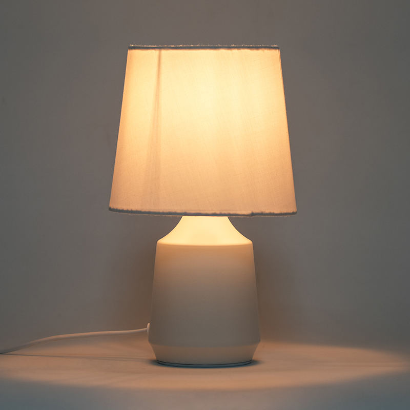 Lampa de masă simplă din metal