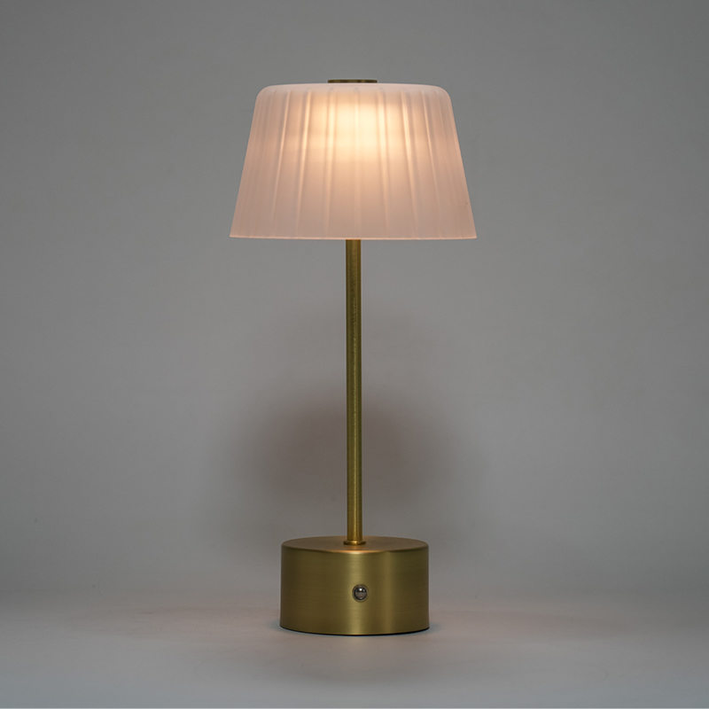 Lampa de masă reîncărcabilă cu LED cu con de aur