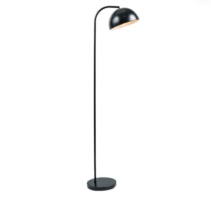 Este această lampă de podea metalică neagră sigură și fiabilă în timpul utilizării?