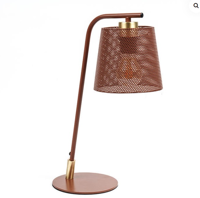 Lampa de masă din fier forjat din metal nordic: un model de materiale de înaltă calitate și măiestrie fină
