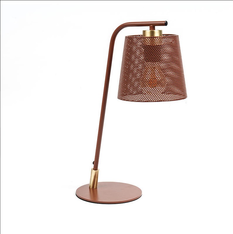 Cum o lampă de masă din fier crește iluminatul modern al casei?